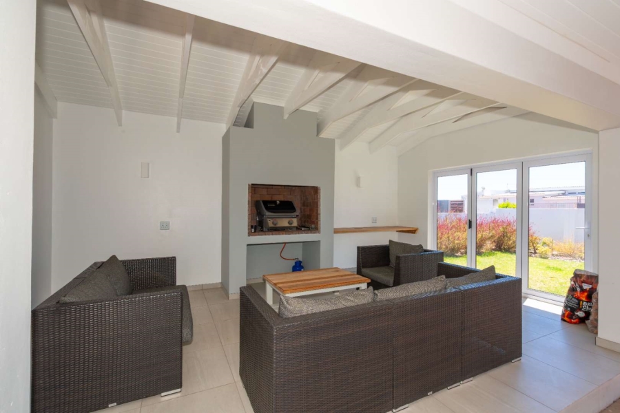 3 Bedroom Property for Sale in Middedorp Western Cape